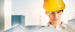 perfil de um engenheiro em frente a uma construção